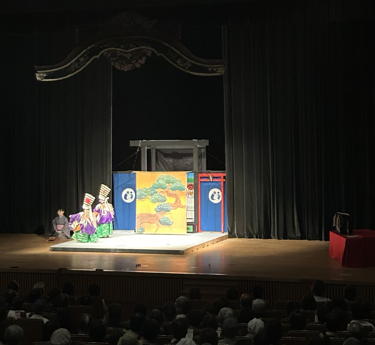 jishibai_web's tweet photo. 【いび祭り子ども歌舞伎特別披露】

5/3に「いび祭り子ども歌舞伎特別披露」が開催されました！
演者たちの素晴らしい演技に、会場からは大歓声が上がっていました。
今回の特別披露では、「鏡山旧錦絵草履打ちの場」、「寿式三番叟菅原伝授手習鑑吉田社頭車曳の場」の2題が披露されました！ https://t.co/sapdKuX4dQ