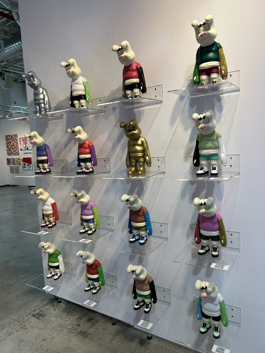 senganoriko's tweet photo. ニューヨークで開催さ��ていた息子の個展へ✨
作品を通して、自分の世界観を表現している姿に、たくさんの刺激をもらいました！
何かを創り続けることは簡単じゃないけれど、挑戦し続ける姿を見ると、やっぱり嬉しくなります😊
これから、息子の作品が国や言葉を越えて、たくさんの人の心に届いていくと良いなと思います✨🍀