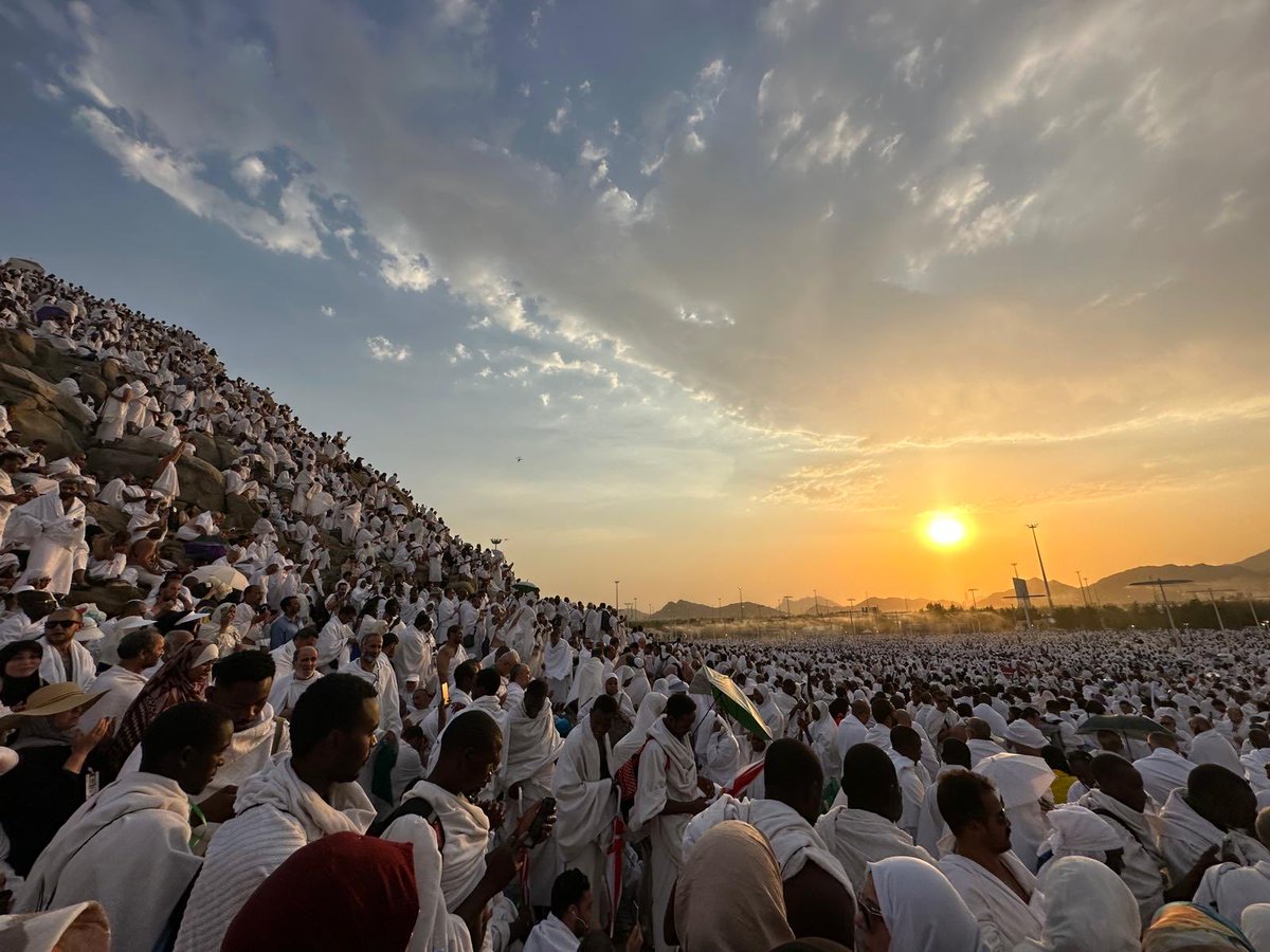 ErdalDemlr's tweet photo. Mahşerin en sessiz provasıdır Arafat;
milyonlar içinde insan, Rabbine karşı tek başınadır. Allah'tan başka ilah yoktur, O tektir, ortağı yoktur. Mülk O'nundur, hamd O'nadır. "Lebbeyk, Allahümme lebbeyk! Lebbeyke lâ şerîke leke lebbeyk! İnne'l-hamde ve'n-ni'mete leke ve'l-mülk, lâ şerîke lek."