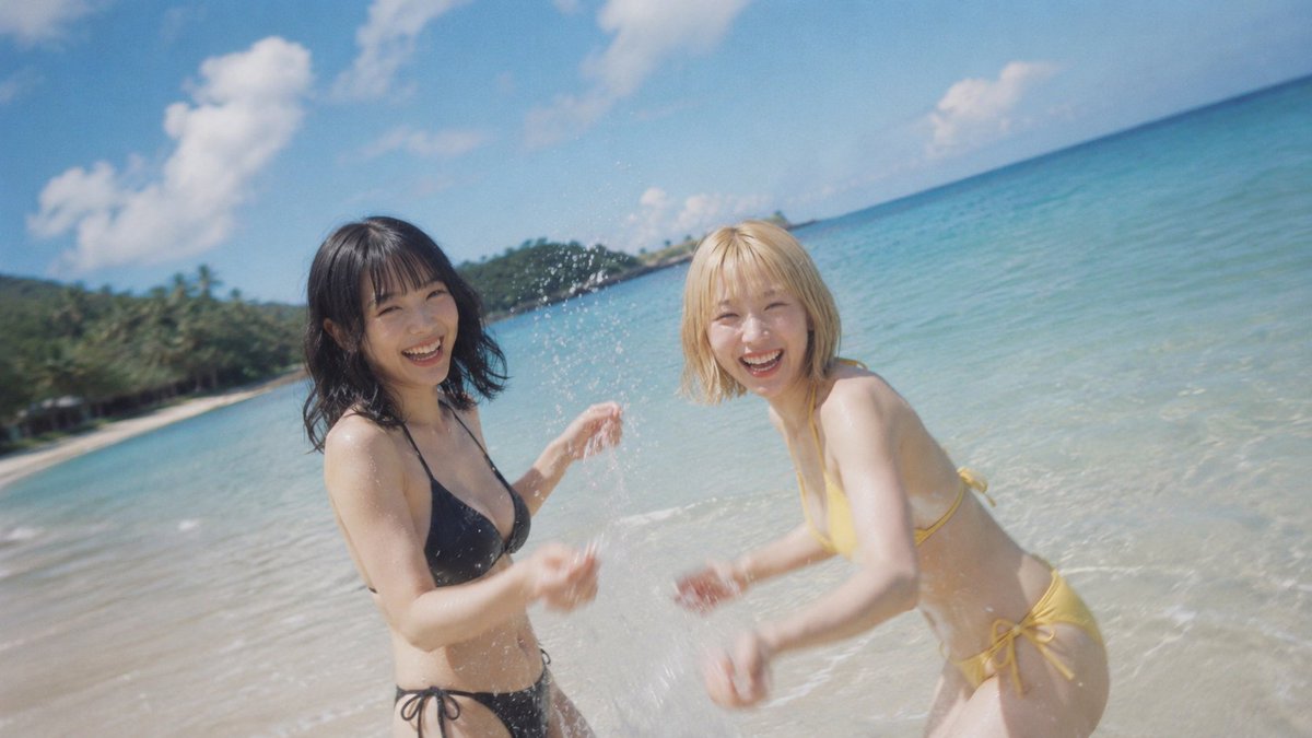 55hawks's tweet photo. 例によって「水着」や「ビキニ」というワードは不使用。なぜか金髪の子だけは毎回��が変わる😅
 シーン：
海で二人が水を掛け合ってはしゃいでいる。二人とも社会人なのに、こういう場所ではほんと無邪気にはしゃぐね！こっちまで楽しくて笑ってしまう。
#AIart #AIgirl #ChatFPT https://t.co/L8vm6x5Ipw