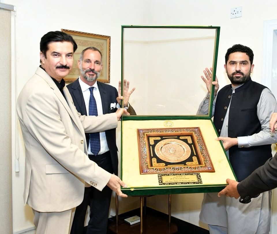PPPKP_Official's tweet photo. چترال آمد پر پرنس رحیم آغا خان کا پرتپاک استقبال

گورنر فیصل کریم کنڈی، وزیر اعلیٰ محمد سہیل آفریدی، صوبائی وزیر اطلاعات شفیع جان اور اعلیٰ سرکاری حکام نے پرنس رحیم آغا خان کا استقبال کیا

 روایتی لباس میں ملبوس بچوں نے پرنس رحیم آغا خان کو پھولوں کے گلدستے پیش کیے

چترال ایئرپورٹ پر پرنس رحیم آغا خان کے استقبال کے موقع پر ثقافتی رنگ نمایاں، مقامی روایات کا خوبصورت مظاہرہ

گورنر خیبرپختونخوا فیصل کریم کنڈی نے پرنس رحیم آغا خان کو چترال آمد پر خوش آمدید کہا

پرنس رحیم آغاخان نے گورنر خیبرپختونخوا اور وزیر اعلی سے ملاقات کی 

اسماعیلی برادری کے 50 ویں روحانی پیشوا پرنس رحیم آغا خان  20 مئی کو ایک ہفتہ دور پر پاکستان پہنچے 

پاکستان پہنچنے پر صدر آصف علی زرداری نے نور خان ائر بیس پر پرنس رحیم کو پرتپاک استقبال کیا

ایوان صدر میں معزز مہمان کو گارڈ آف آنر پیش کیا گیا 

 صدر آصف علی زرداری کی جانب سے معزز مہمان کے اعزاز میں عشائیہ دیا گیا 

پرنس رحیم آغا خان نے وزیر اعظم شہباز شریف سے ملاقات کی

اپنے دورے کے دوران پرنس گلگت بلتستان کے علاقے ہنزہ گئے

پرنس آغا خان پنجم کی اسماعیلی برداری امامت سنبھالنے کے بعد پہلی بار پاکستان کا دورہ کر رہے ہیں