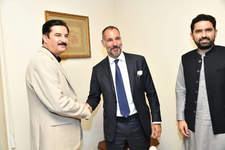 PPPKP_Official's tweet photo. چترال آمد پر پرنس رحیم آغا خان کا پرتپاک استقبال

گورنر فیصل کریم کنڈی، وزیر اعلیٰ محمد سہیل آفریدی، صوبائی وزیر اطلاعات شفیع جان اور اعلیٰ سرکاری حکام نے پرنس رحیم آغا خان کا استقبال کیا

 روایتی لباس میں ملبوس بچوں نے پرنس رحیم آغا خان کو پھولوں کے گلدستے پیش کیے

چترال ایئرپورٹ پر پرنس رحیم آغا خان کے استقبال کے موقع پر ثقافتی رنگ نمایاں، مقامی روایات کا خوبصورت مظاہرہ

گورنر خیبرپختونخوا فیصل کریم کنڈی نے پرنس رحیم آغا خان کو چترال آمد پر خوش آمدید کہا

پرنس رحیم آغاخان نے گورنر خیبرپختونخوا اور وزیر اعلی سے ملاقات کی 

اسماعیلی برادری کے 50 ویں روحانی پیشوا پرنس رحیم آغا خان  20 مئی کو ایک ہفتہ دور پر پاکستان پہنچے 

پاکستان پہنچنے پر صدر آصف علی زرداری نے نور خان ائر بیس پر پرنس رحیم کو پرتپاک استقبال کیا

ایوان صدر میں معزز مہمان کو گارڈ آف آنر پیش کیا گیا 

 صدر آصف علی زرداری کی جانب سے معزز مہمان کے اعزاز میں عشائیہ دیا گیا 

پرنس رحیم آغا خان نے وزیر اعظم شہباز شریف سے ملاقات کی

اپنے دورے کے دوران پرنس گلگت بلتستان کے علاقے ہنزہ گئے

پرنس آغا خان پنجم کی اسماعیلی برداری امامت سنبھالنے کے بعد پہلی بار پاکستان کا دورہ کر رہے ہیں
