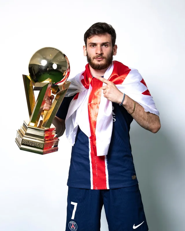 LiverpoolZNE's tweet photo. Former Liverpool forward Emile Heskey stated that PSG winger Khvicha Kvaratskhelia is the perfect replacement for Mo Salah 👀:

"Khvicha Kvaratskhelia is the player I want at Liverpool.

He is a phenomenon, and I think he’s going from strength to strength.

He’s only 25 and he already looks great. I saw him when he was still at Napoli when they played against Leicester City and even then he was outstanding.

Watching him and Victor Osimhen together was frightening. Imagine it next season.

Kvaratskhelia on wing. Rio Ngumoha or Anthony Gordon on the other. That does it for me.

Then you’ve got the two forwards in Alexander Isak and Hugo Ekitke and you’ve got a strong front three whoever you play."