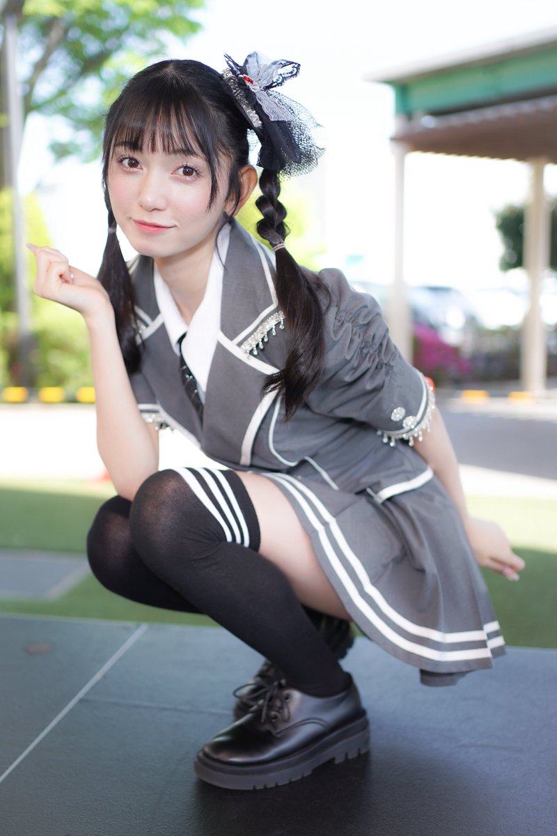 Let'sの制服風衣装も謎ポーズもかわいい