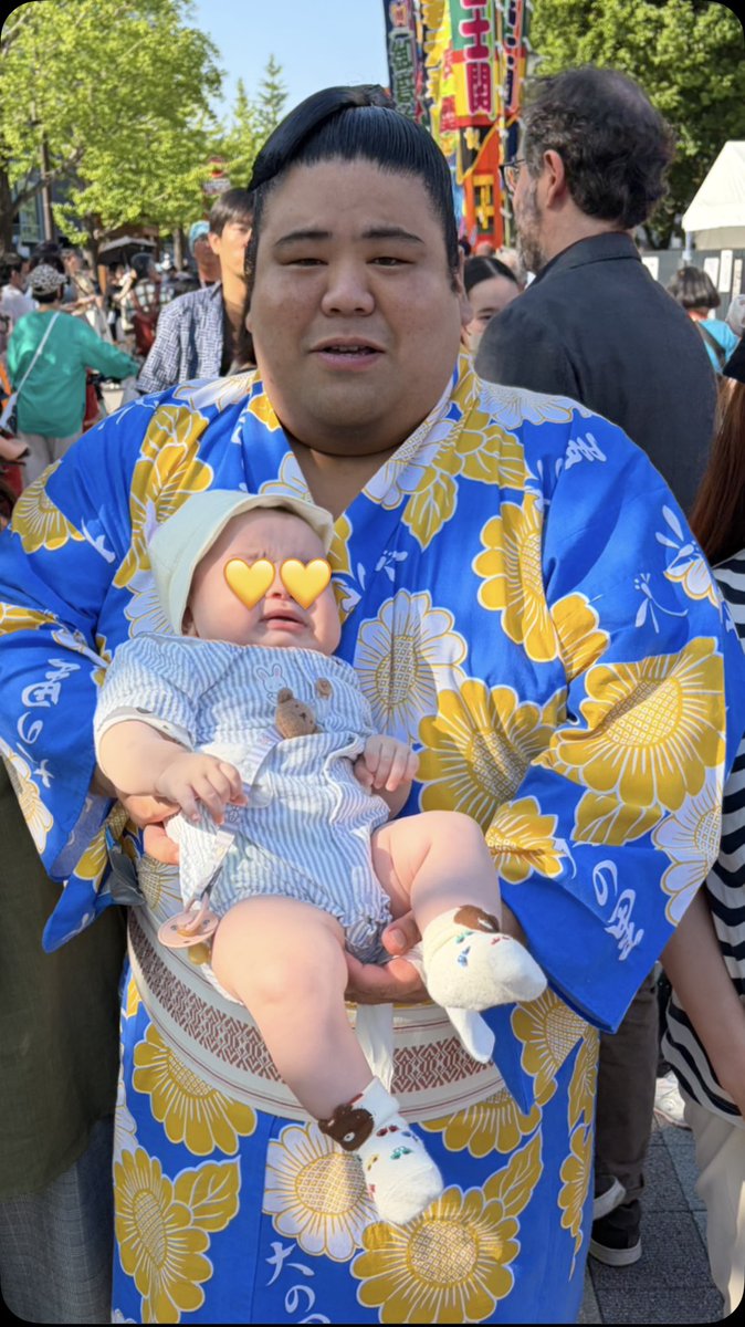 acu_3i3i's tweet photo. 嘉陽関に抱っこしていただいたのに、泣いてしまう甥っ子🐣
嘉陽「俺の方が泣きたいよ〜😭」（この日嘉陽関は負けてます💦）写真撮ってて笑っちゃいました✨

千秋楽で勝ったとき、めちゃめちゃ嬉しかった〜♡
#大相撲
#嘉陽 https://t.co/ZMItVah5XK