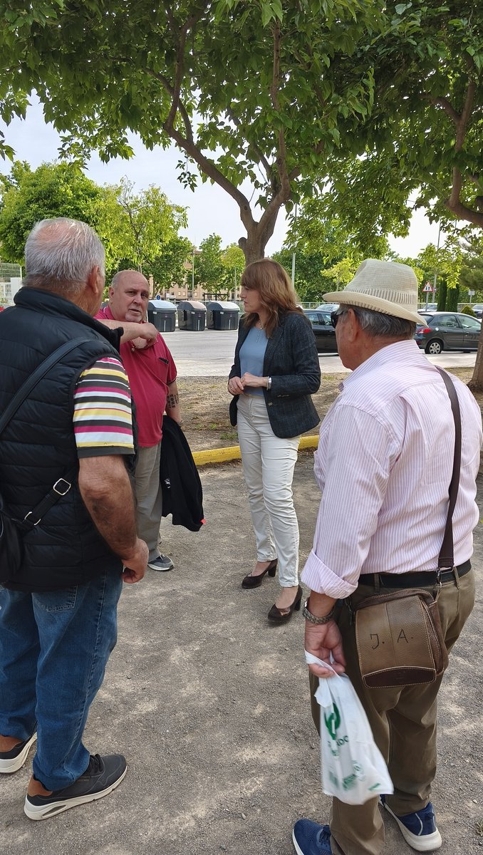 CompromisSagunt's tweet photo. Ens reunim amb el Grup d'Esplai Petanca Morvedre per tal de conéixer la situació de les instal·lacions on practiquen el seu esport, que al seu moment van estar habilitades per Compromís, al costat del Trinquet Comarcal de #Sagunt 👍

🗞️ https://t.co/Ymo07BzEub

#PetancaMorvedre https://t.co/g0h7LfOPN6