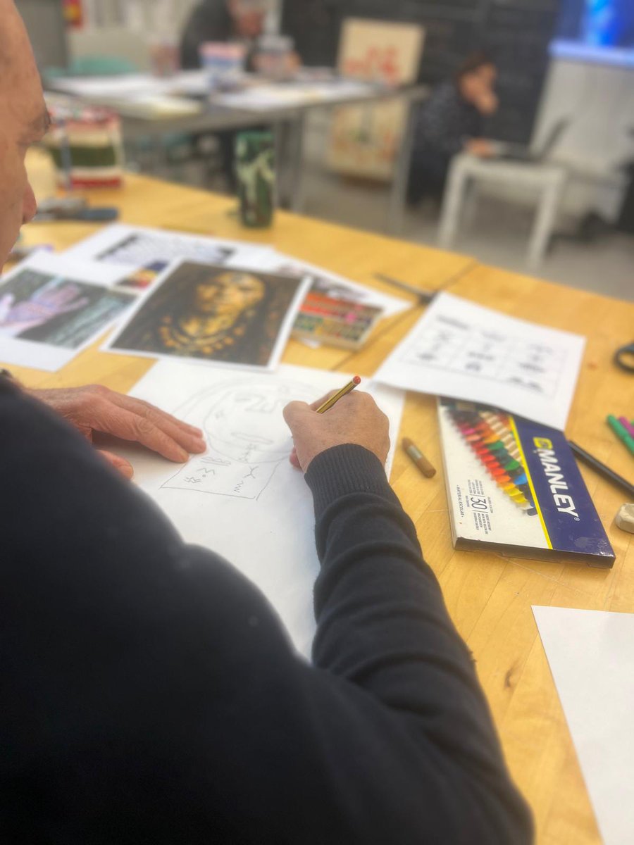 fintras's tweet photo. Desde nuestro Centro de Día 20 Metros, de #Valladolid, estamos disfrutando mucho con nuestra participación en el proyecto ‘Mirar’, una iniciativa creativa, participativa e inclusiva impulsada por @FPersonas, en colaboración con @FundlaCaixa y con el apoyo del humorista #LeoHarlem.

Este proyecto busca potenciar las habilidades #artísticas de las personas, utilizando el arte como herramienta de expresión, encuentro y #transformación social. Y, sin duda, está siendo una experiencia enriquecedora, llena de creatividad, aprendizaje y #emociones compartidas.

🎨Cada mes nos conectamos de manera virtual para descubrir nuevas propuestas artísticas y conocer a profesionales inspiradores. Hemos disfrutado de una clase pictórica junto al artista plástico multidisciplinar Abdelkarim Bentato, quien nos acercó a la cultura #amazigh, el pueblo indígena milenario del norte de #Marruecos.

🎙️🪕También participamos en una divertida masterclass de #comunicación con la periodista Eva Moreno, construimos nuestros propios instrumentos musicales de la mano de Celia Juarros, Jorge Velasco, Manuela García, Sara Martín y Sebastián Pimienta (de #Musicrea), combinando música, creatividad y sostenibilidad de una forma única.

🪴Además, vivimos una espectacular experiencia de ‘#biosonificación’ con César Linares, comunicador y productor audiovisual. A través de la sinestesia, pudimos ‘ver’ los sonidos y ‘sentir’ los colores de las plantas, disfrutando de una actividad multisensorial realmente sorprendente.

Estamos muy agradecidos de poder formar parte de este proyecto y deseando conocer al próximo artista para seguir compartiendo momentos y experiencias con nuestros compañeros y amigos de Fundación Personas 💙
