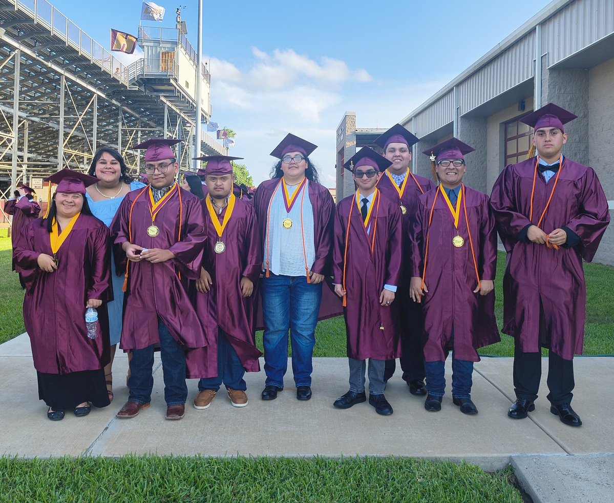 amayarms's tweet photo. Class of 2026 🎓 https://t.co/2q2XfzbnG9