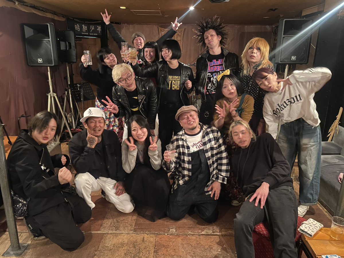 peach_p_j's tweet photo. 【そして二日目も！】御来場の皆さまと出演を超即決快諾してくれた若葉にイアンちゃんにLynx、いつも好きにやらせてもろてますLOGに、演者とPAのダブルヘッダーの京くんにも感謝！前日のテンションをベクトル違く高められた。お客さんは勿論、共演の皆もめちゃ楽しそうに踊って飲んでて嬉し過ぎた！ https://t.co/1GBvUymNCj