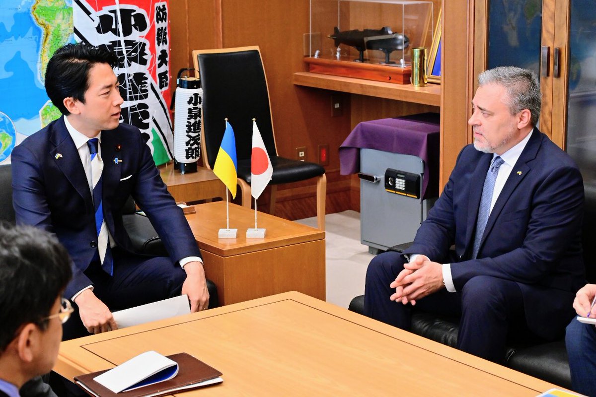 ModJapan_jp's tweet photo. 5月26日、小泉防衛大臣は、ルトヴィノフ駐日ウクライナ大使の表敬を受け、今後もウクライナを支援する日本の姿勢に揺らぎはないことを伝えました。

防衛省・自衛隊は、引き続き国際社会と連携しながら、ウクライナに対してできる限りの支援を行っていきます🇯🇵🤝🇺🇦

また、防衛省・自衛隊はこれまで131台の自衛隊車両をはじめ各種装備品等をウクライナに提供してきました。

これに貢献した防衛事務官・自衛官2名に対し、ウクライナ国防大臣の代理として、ルトヴィノフ大使よりメダルが授与されました🏅
#ウクライナ