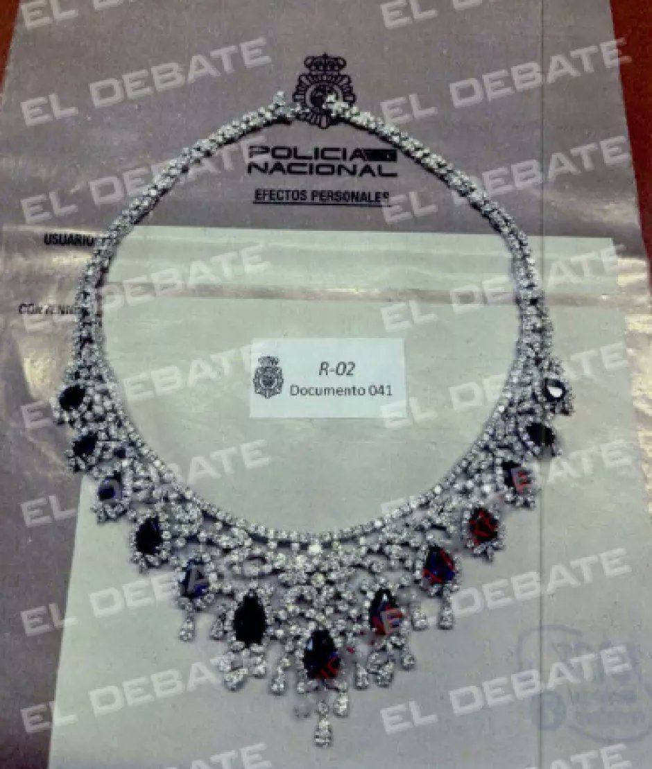 eldebate_com's tweet photo. 💎 Las joyas de Zapatero que intervino la UDEF

Cuando los policías solicitaron al abogado de Zapatero y a Gertrudis Alcázar, su secretaria, abrir la caja fuerte, estos sostuvieron que no tenían la llave

🔓 Fue cuando iban a forzarla cuando una de las personas que se encontraban en el despacho durante el registro facilitó la llave

Todas las imágenes en: https://t.co/SEUXxiAxUr