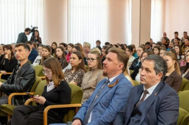 adeverul's tweet photo. Апэрынду-не трекутул, протежэм вииторул

Кум сэ пэстрэм мемория деспре МРпАП ши сэ ну адмитем фалсификаря историей? Ачаста а фост ынтребаря принчипалэ ла конферинца «Виктория ын Мареле Рэзбой пентру Апэраря Патрией: фапте, ерой, меморие»...
https://t.co/9caM4tBPAc https://t.co/SRqgZguZl5