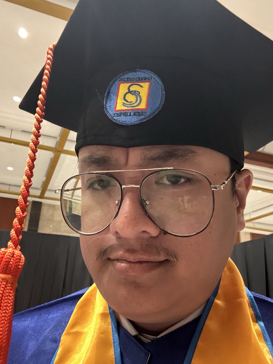 fwbale's tweet photo. 4 tahun hanya untuk memindahkan kuncir toga dari kiri ke kanan https://t.co/NW2WnO9gOm