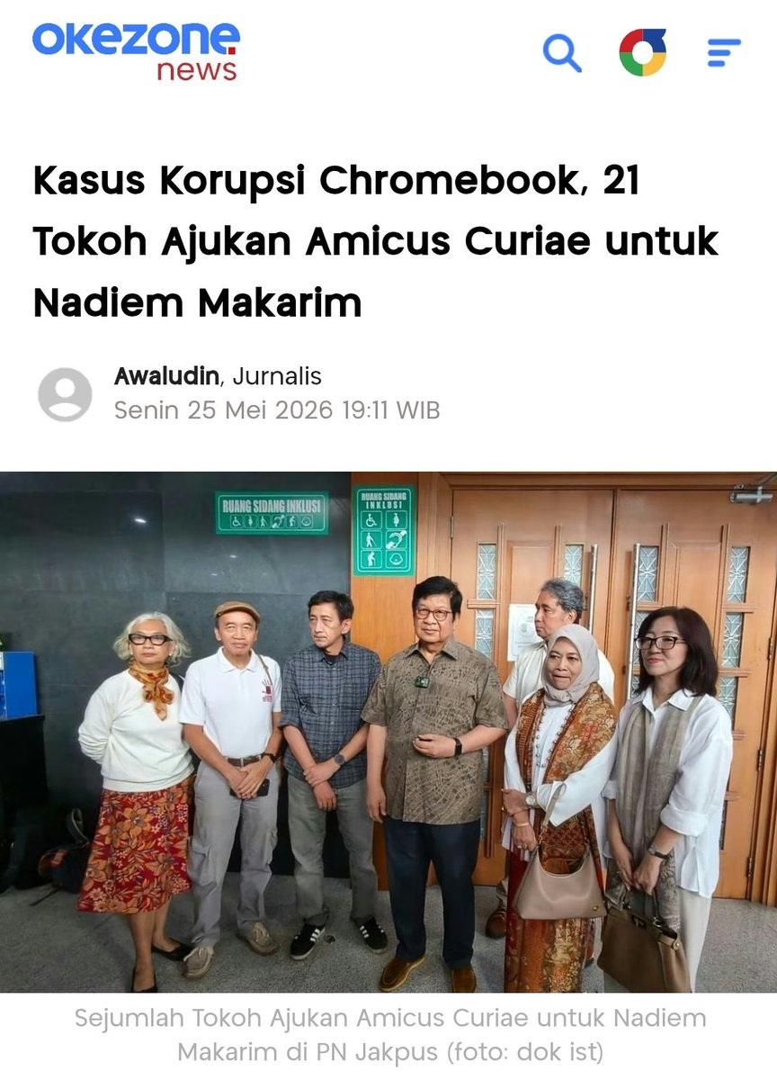 NyaiiBubu's tweet photo. Ternyata udah pernah ngajuin, tapi ditolak hakim.. 🙂 

Nadiem Makarim kembali dapat Amicus curiae (sahabat pengadilan), kali ini didukung 21 tokoh nasional termasuk Ahok & Usman Hamid setelah dituntut 18 tahun penjara kasus Chromebook.
Amicus curiae ini sifatnya opini dari pihak ketiga untuk membantu hakim, jadi secara hukum sama sekali ga mengikat. Terbukti di praperadilan kemarin, dampaknya ga ada dan gugatan Nadiem tetep ditolak. 

Beda jauh sama kasus Richard Eliezer dulu yang sukses berat ringankan vonis.

Di kasus korupsi, suara "sahabat pengadilan" ini sepertinya ga bakal didengarin hakim. Kesannnya pro  korupsi dong kalo hakimnya ikut terpengaruh  🙂