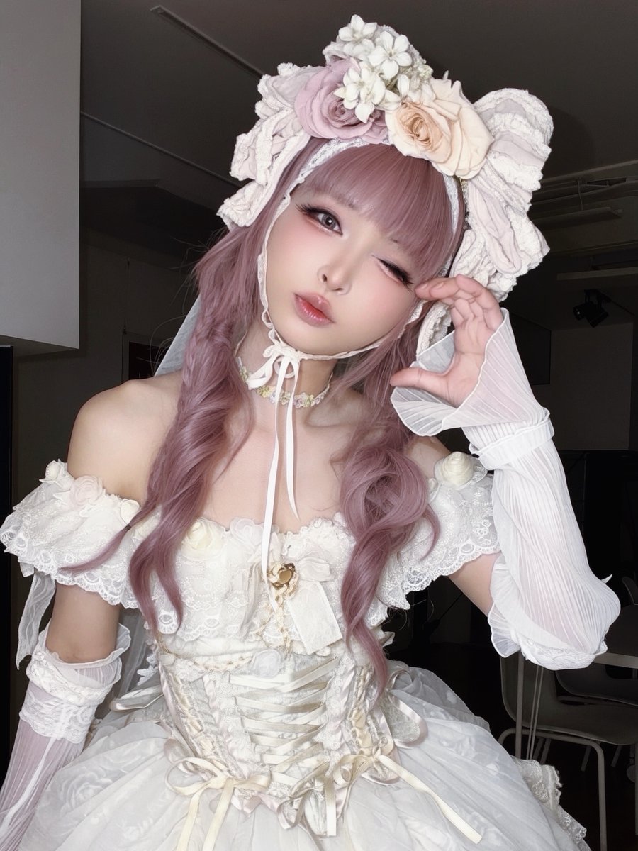 AcervoCharts's tweet photo. Um pai japonês de 48 anos passou a trabalhar como modelo lolita para sustentar as duas filhas. https://t.co/WH30vntXfu