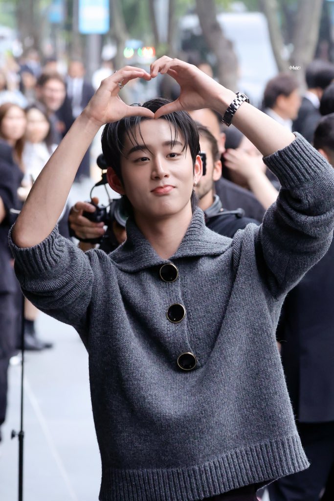 sthibtw_'s tweet photo. เบะปากแต่ชู🫶🏻ให้หม่าม้าที่มาหา น่ารักจัง🥺💝

EST x CHANEL MÉTIERS D’ART
#CHANELMETIERSDART #CHANELShow
#CHANEL #est_rvp https://t.co/hdYYApYhVr