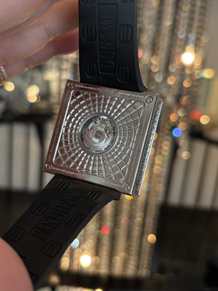 lsd_watch's tweet photo. 小ぶりな時計が人気の中、夏の前に逆行したデュナミス パンテオンが入荷しました。
ゴリゴリのラグジュアリーウォッチになります。
"神々の社に集まる潜在的な力により仲間を守る"
意味を持つモデルです。 https://t.co/KbOgeTTSFh