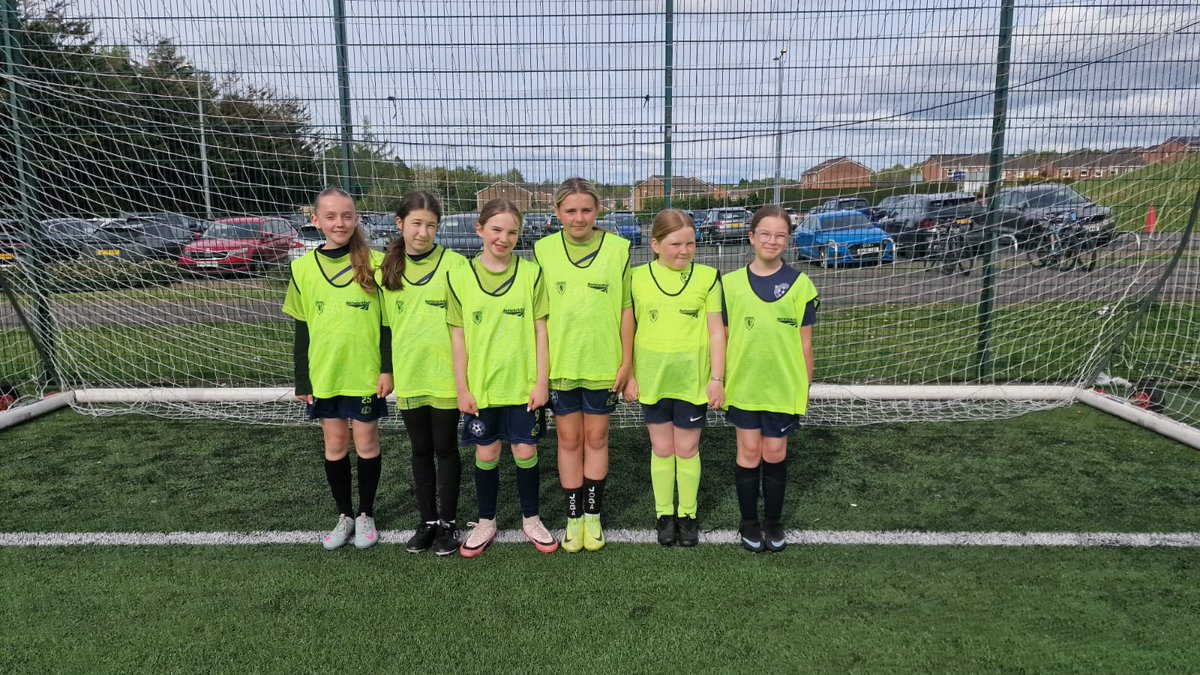 ThornAthleticFC's tweet photo. 𝙉𝙀𝙏𝙒𝙊𝙍𝙆 𝙍𝘼𝙄𝙇 - 𝙂𝙄𝙍𝙇𝙎 

Our girls are taking part in an awareness campaign about the dangers of the rail network 🚆 

In week four it was all about overhead power cables. 

They are so powerful and never switched off. Stay safe and stay clear of danger 🛤🚆 https://t.co/xvIP2kjGDF