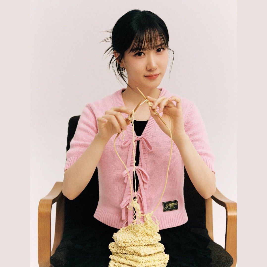 bintermission_'s tweet photo. [📰일간스포츠, 이수진 기자] 박은빈은 또 사랑받을 캐릭터를 만들었다⋯‘원더풀스’ 은채니

배우 박은빈은 늘 새로운 얼굴을 보여준다. 서늘한 사이코패스로 긴장감을 만들다가도, 어느 순간 우당탕탕 사고를 치는 천방지축 캐릭터로 웃음을 안긴다. 이상하게도 그의 연기에는 사람을 무장해제시키는 힘이 있다. ‘원더풀스’ 속 은���니 역시 그렇다. 어디로 튈지 모르는 사고뭉치지만, 보고 있으면 어느새 “저 아이가 행복했으면 좋겠다”는 마음이 생긴다. 박은빈은 그렇게 또 하나의 사랑스러운 ���릭터를 만들어냈다. 

🔗https://t.co/jtneIi5oZO
