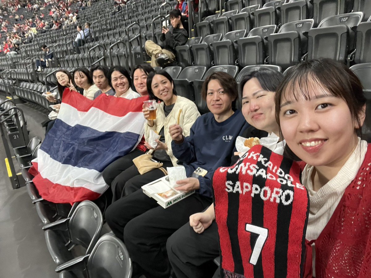 Gear8DESIGN's tweet photo. 先週末は、グローバルコミュニケーションパートナーとして、サポートしているコンサドーレ札幌の百年構想リーグ最終戦をGear8メンバーで観戦してきました！

サッカー初観戦のメンバーも、ピッチで戦う選手たちの姿に勇気をもらいました💪

結果は0-1の惜敗でしたが、EAST-B 2位でプレーオフへ・・・！

最後まであきらめない姿に、私たちも背中を押されました。プレーオフも全力応援です。