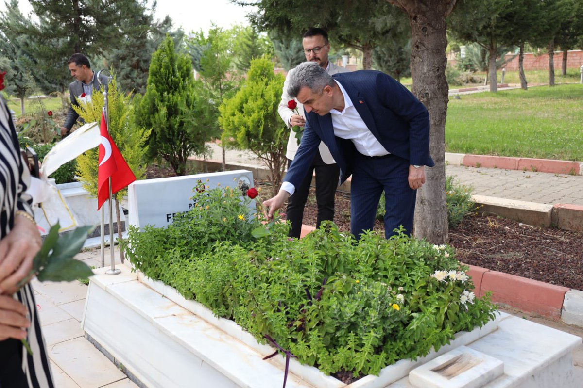 milhamigunbegi's tweet photo. "Ey bu topraklar için toprağa düşmüş asker! 
Gökten ecdad inerek öpse o pak alnını değer"

İl Kadın Kolları Başkanımız @ZehraAy063, İl Gençlik Kolları Başkanvekilimiz İsmail Becel ve yönetim kurulumuzla birlikte Şehitlik ziyaretinde bulunduk, Vatanımızın bekası uğruna canlarını feda eden Aziz Şehitlerimizi kabirleri başında dualarla yad ettik.

Vatan uğruna can veren şehitlerimizi rahmetle, dualarla ve minnetle anıyoruz.

Ruhları şâd, makamları ali olsun.