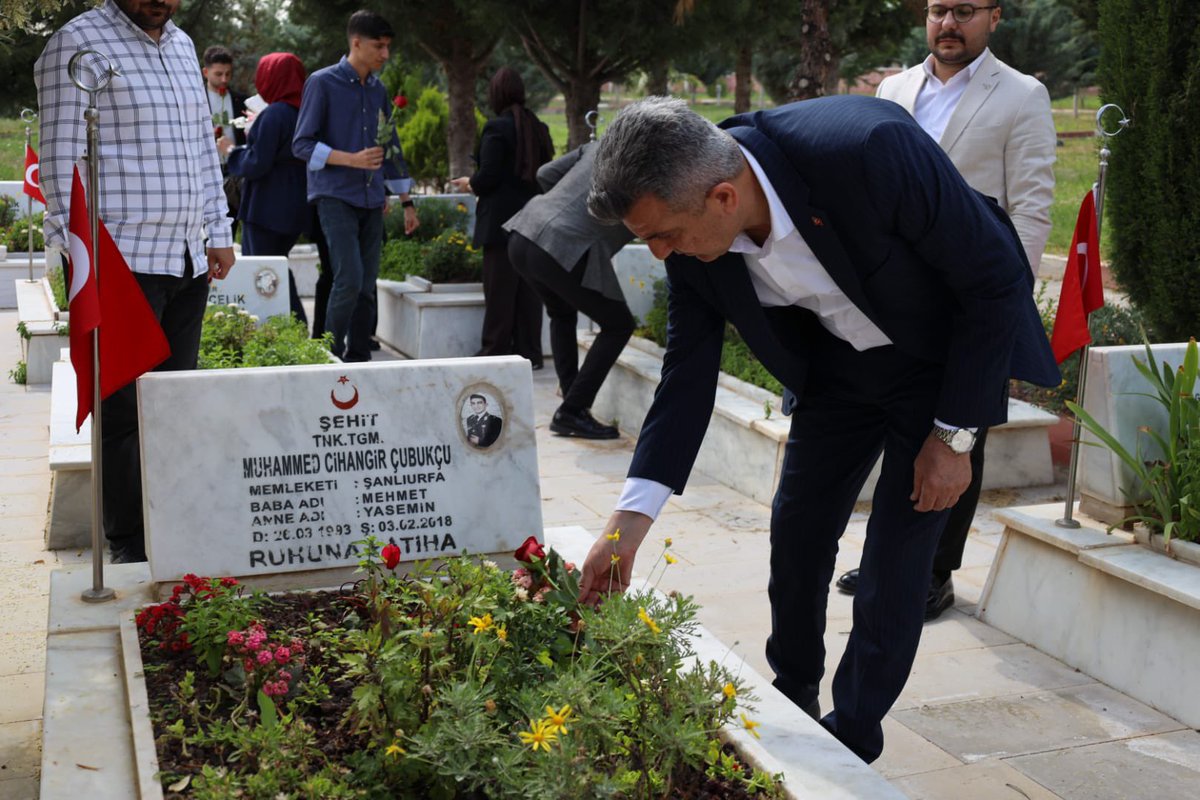 milhamigunbegi's tweet photo. "Ey bu topraklar için toprağa düşmüş asker! 
Gökten ecdad inerek öpse o pak alnını değer"

İl Kadın Kolları Başkanımız @ZehraAy063, İl Gençlik Kolları Başkanvekilimiz İsmail Becel ve yönetim kurulumuzla birlikte Şehitlik ziyaretinde bulunduk, Vatanımızın bekası uğruna canlarını feda eden Aziz Şehitlerimizi kabirleri başında dualarla yad ettik.

Vatan uğruna can veren şehitlerimizi rahmetle, dualarla ve minnetle anıyoruz.

Ruhları şâd, makamları ali olsun.