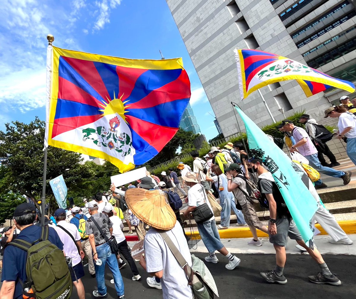 VOT_Tibetan's tweet photo. Large-Scale Taiwan Protest Marks 75th Anniversary of China’s Forced 17-Point Agreement on Tibet.

Watch interview with activist Tashi Tsering : https://t.co/PgIpCU33E9 https://t.co/dUfwPccaPC