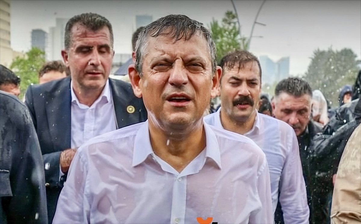 ferhatttunc's tweet photo. Ne düşündüğümü merak edenlere yanıtım olsun, bir kıymeti varsa.

Son iki gündür Cumhuriyet Halk Partisi ekseninde yaşananlar, bir partinin iç meselesi olmanın çok ötesine geçti. Karşımızda, demokratik siyasetin temel sözleşmesini zedeleyen, muhalefeti fiilen devre dışı bırakmayı hedefleyen bir pratik var. Dünyanın hiçbir yerleşik demokrasisinde rastlanmayacak bir sahne bu: İktidarın alternatifi olmayı dışlayan, sandıktan doğan meşruiyeti idari bir kararla askıya alan bir düzen.

Bugün CHP üzerinden oynanan oyun, eski geleneğin yeni bir versiyonu. Farkı şu: Mesele artık sadece Kürt siyaseti ya da taşra değil. Ana muhalefetin kendisi hedef alındığında, oyunun kuralı bütünüyle değişiyor. Bu, “bize olmaz” yanılsamasını yıkan bir kırılma noktası.

Çünkü bir demokrasinin can damarı, iktidarın değişebilirliğidir. O ihtimal ortadan kalktığında seçimler ritüele, parlamento süse, muhalefet de dekorasyona dönüşür.

Durumu daha da trajik kılan, bu müdahalenin siyaseten inandırıcılığını yitirmiş aktörler üzerinden yürütülüyor olması. Mutlak butlanla sakatlanmış bu pratik, olaya hem acı hem ironik bir boyut katıyor.

Mesele şahıslar değil, yöntemdir. Yöntem meşrulaştıkça, siyaset boşalır. Ve boşalan yerde yalnızca atananlar kalır.