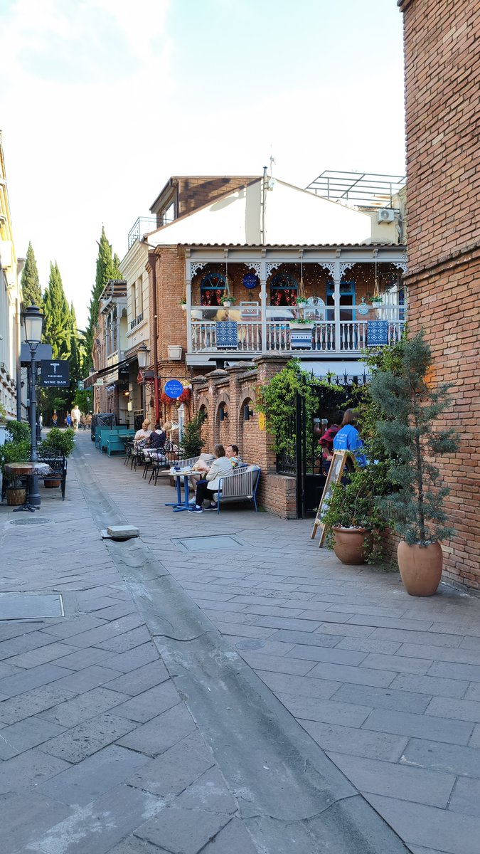 Razzvan_X's tweet photo. Centrul vechi din Tbilisi 🇬🇪 Georgia https://t.co/V7zWsvL80H