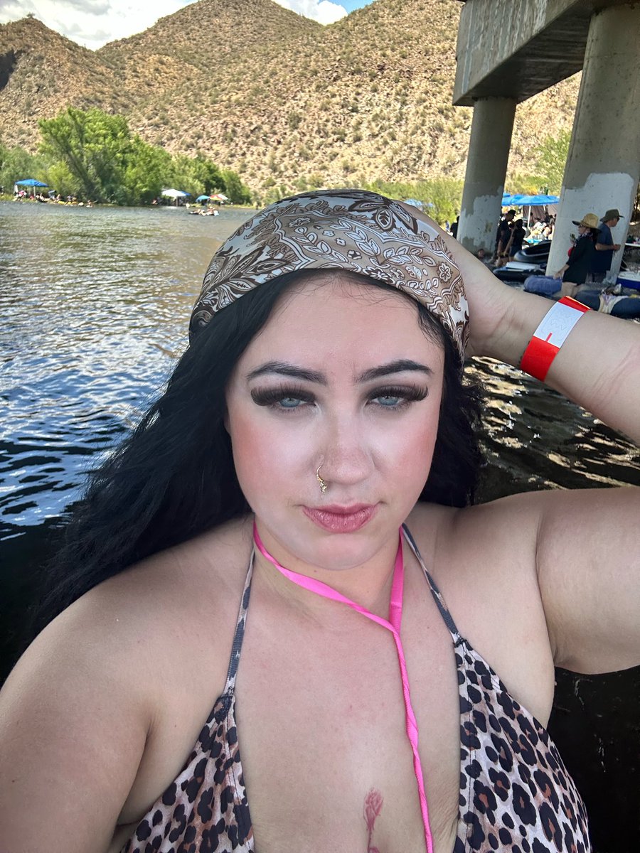 sbfxoo's tweet photo. Love lake dayssss 🧡 https://t.co/J8lRmvy35c