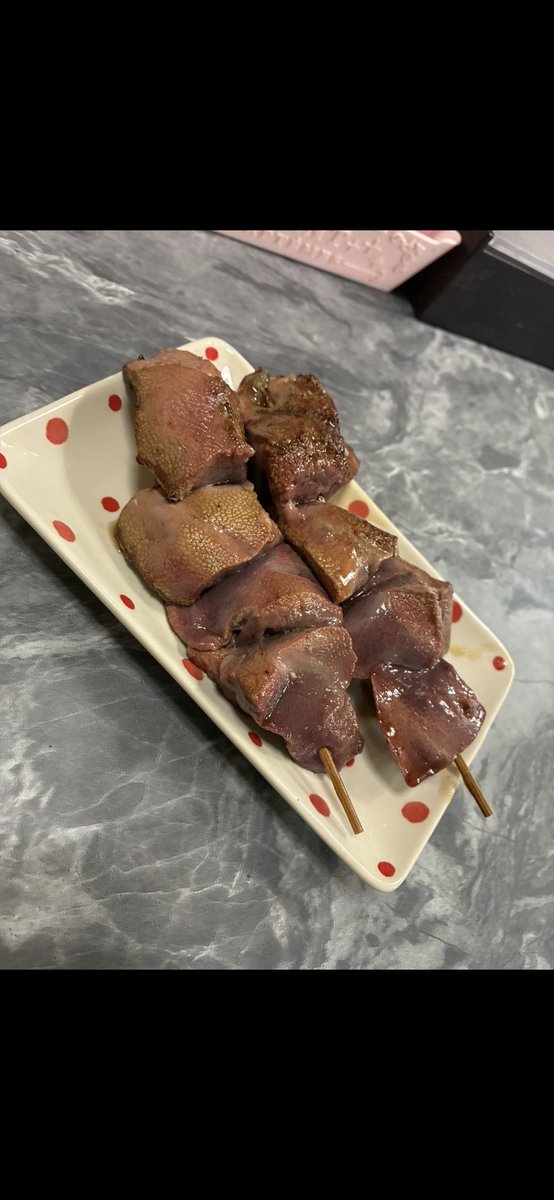 drunkenviolence's tweet photo. 思い出食堂 No.88 [昭和のナポリタン編]が発売中だと思います
町屋のやきとんますださんにお邪魔しました
写真にある様なレバ串が出てきます
絶品でしたよ(煮込みも
あとニャンコかわいかったので
SPゲストで治島カロ先生に作画お願いしました(ありがとござんした
よかったらよろしく
#思い出食堂 https://t.co/51nLRWHQkN