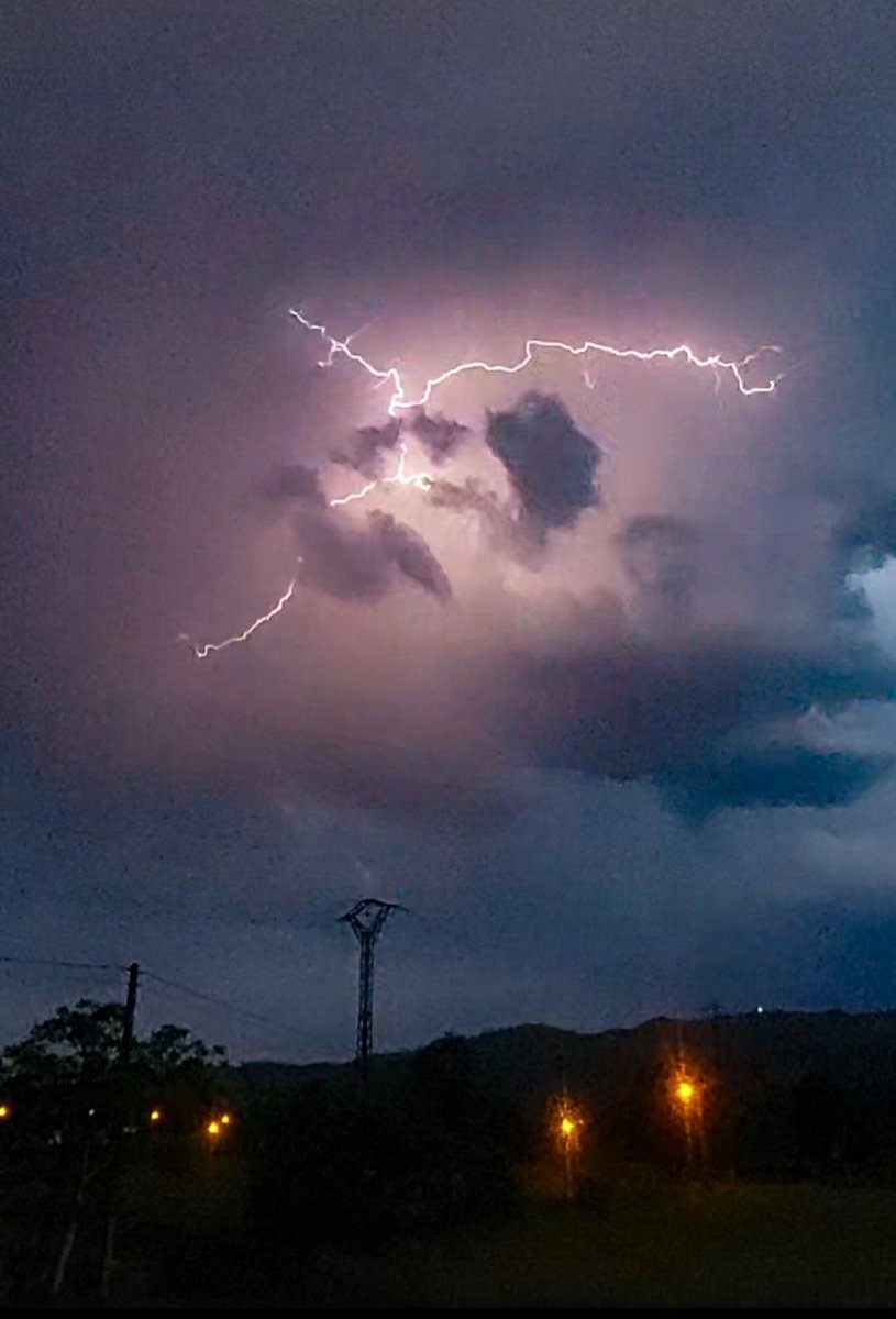 tiempodejavimo's tweet photo. Martes.
Después de una gran noche de lunes, aparecen algunas nubes madrugadoras que dejan mejor mañana por el occidente.
El día se espera dejan sol y calor así que buscas sombra
Hoy no se esperan tormentas 😊
Visita https://t.co/DBKq69WCIp https://t.co/N8QmNmJYg7