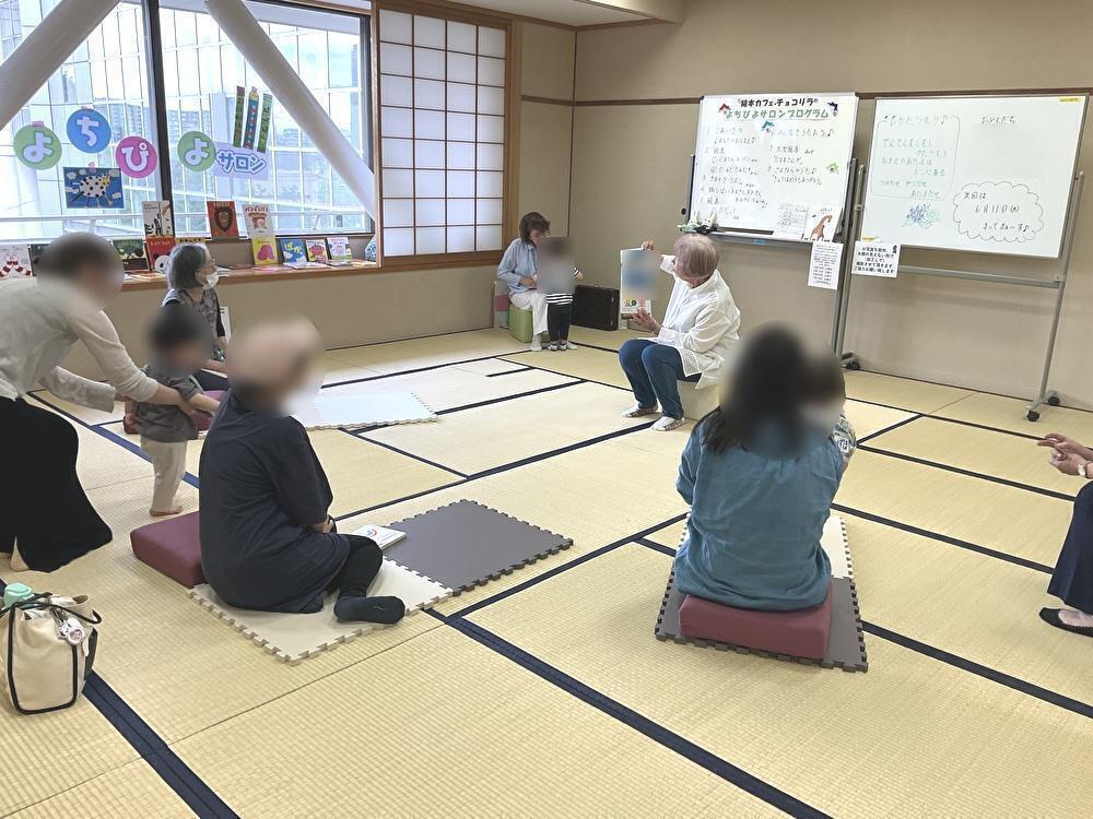 ebican2's tweet photo. 5月26日(火)、 絵本カフェ・チョコリラさんによる読み聞かせ・手遊びイベント「よちぴよサロン」を開催しました！
歌での自己紹介、絵本・紙芝居の読み聞かせや手遊びなどで楽しんで頂きました🌹
次回は6月11日(木)に開催いたします。 
詳細は、海老名市文化会館（☎046-232-3231）まで！ https://t.co/kcLJqSt0Lu