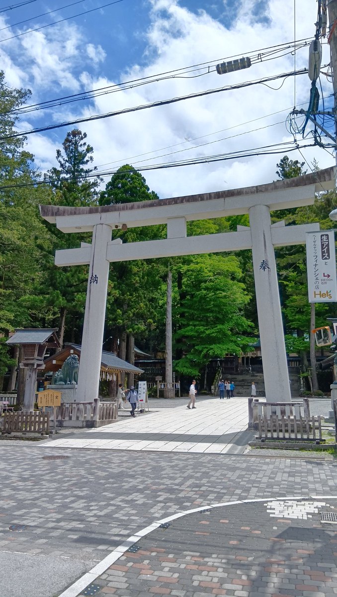 isora_369's tweet photo. 諏訪大社本宮めっちゃ大好きです
ここでも雨予報を覆しお日様燦々でした
長い廊下みたいなところ(布橋？)がお気に入り
本殿でお賽銭入れて二礼二拍手一礼始めた途端に太鼓が鳴って祝詞の読み上げが始まって凄い偶然で嬉しくなりました
本宮のあたりで写真を撮るとなぜかいつも写り込む光の帯が綺麗です https://t.co/54bcOLo8sD