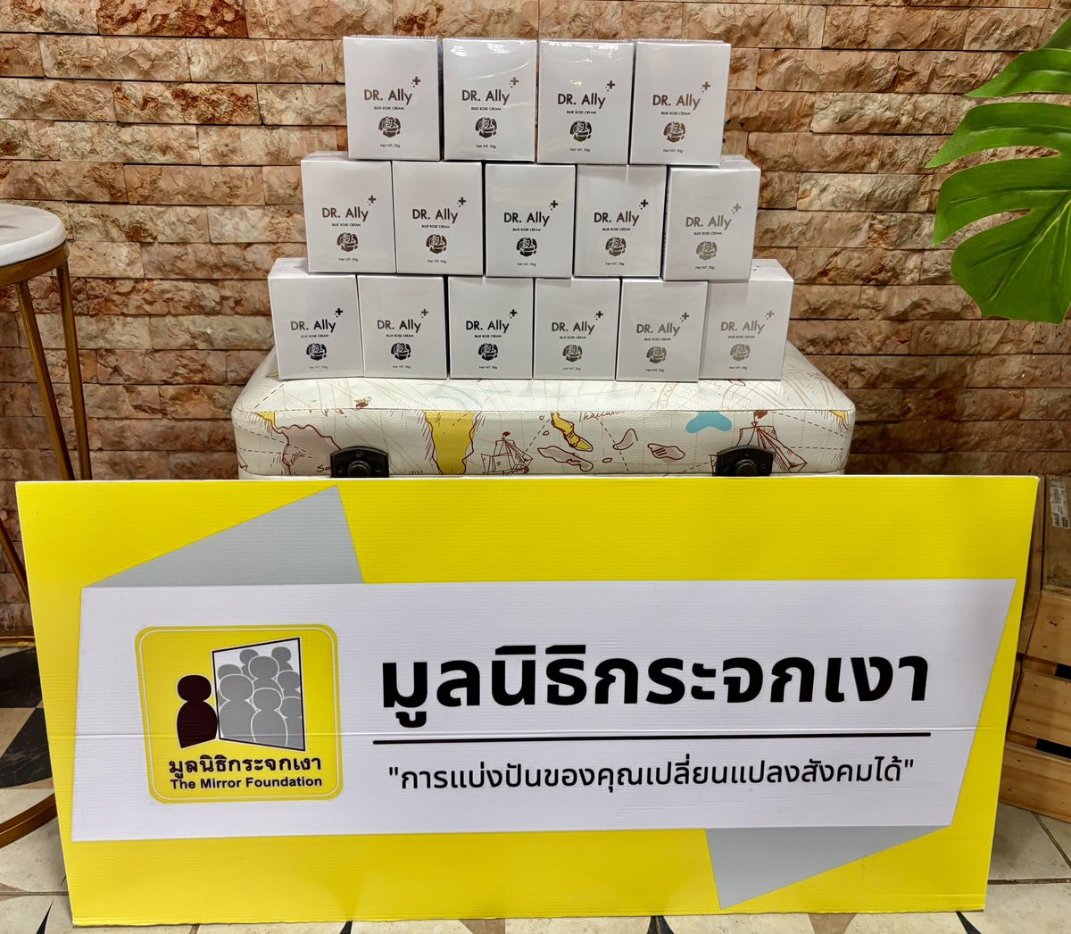 Mirror_org's tweet photo. ขอขอบคุณผู้บริจาคในนาม มาร์ค จิรันธนิน ตรัยรัตนยนต์ (Mark Jiruntanin)

สนับสนุนครีม https://t.co/RaQjgkqcXA จำนวน 25 กระปุก แก่มูลนิธิกระจกเงา เพื่อทำการส่งต่อให้เกิดประโยชน์สูงสุด 

#markjrtn https://t.co/yHDVVrlJs2