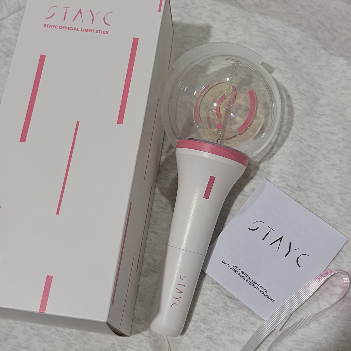 foreveronce18's tweet photo. [WTS] STAYC Official Lightstick

RM120

- includes original box
- comes with a wrist strap
- only used once (like new)

#pasarstayc #asiatop https://t.co/vgrHQmdD50