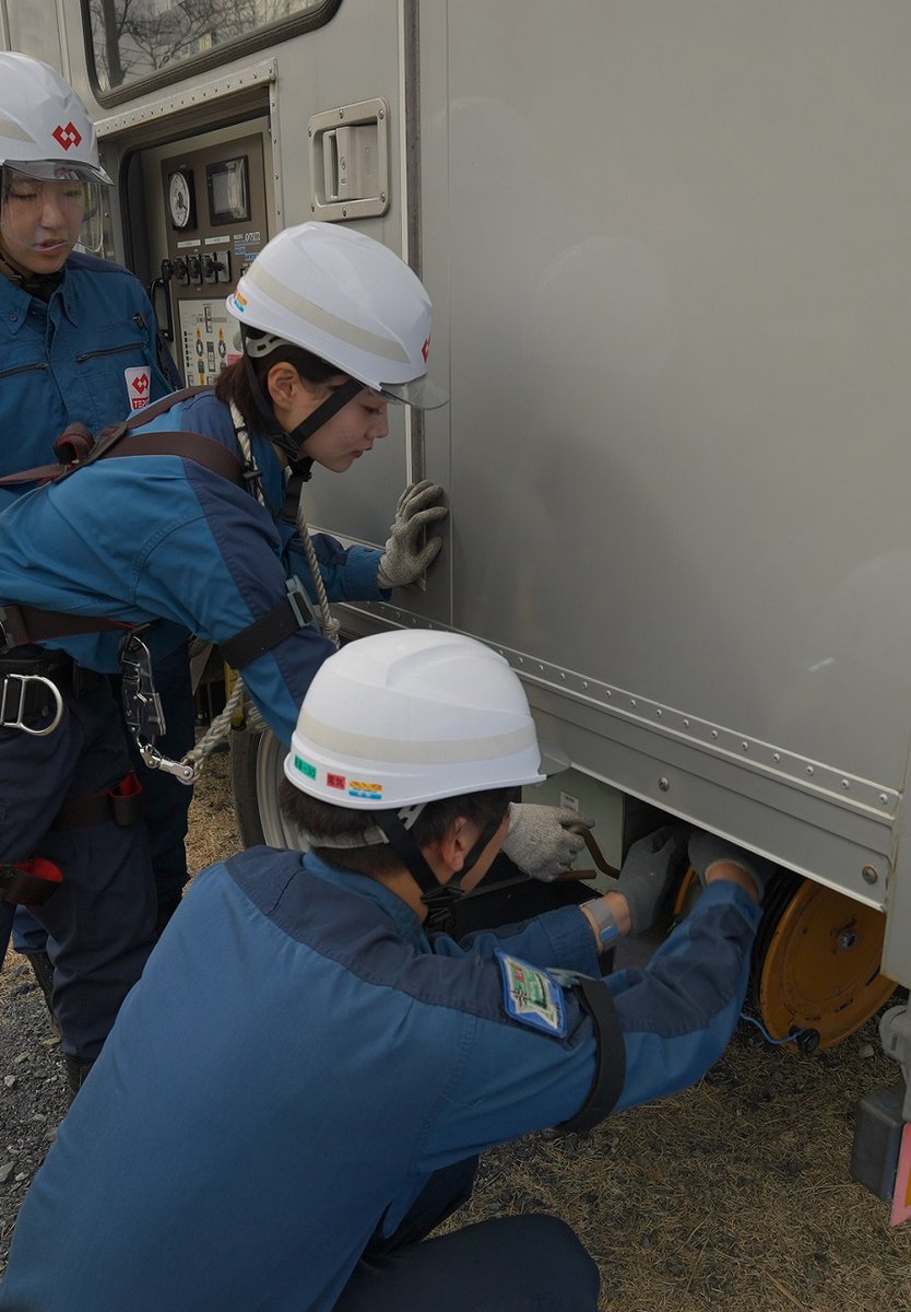 TEPCOPG's tweet photo. 【未来へつないでいく技術】
作業現場だけでなく、研修の場でも、先輩社員が後輩に寄り添いながら技術を伝えています。

長年現場で培ってきた技術と知恵を、次の世代へ、ひとつひとつ丁寧に受け継いでいく。
それも、私たちの大切な仕事です。

当社はこれからも、未来を担う若手の挑戦と成長を見守り、支えながら、電気の安定供給に努めてまいります。

#TEPCOPG #当たり前を裏側で