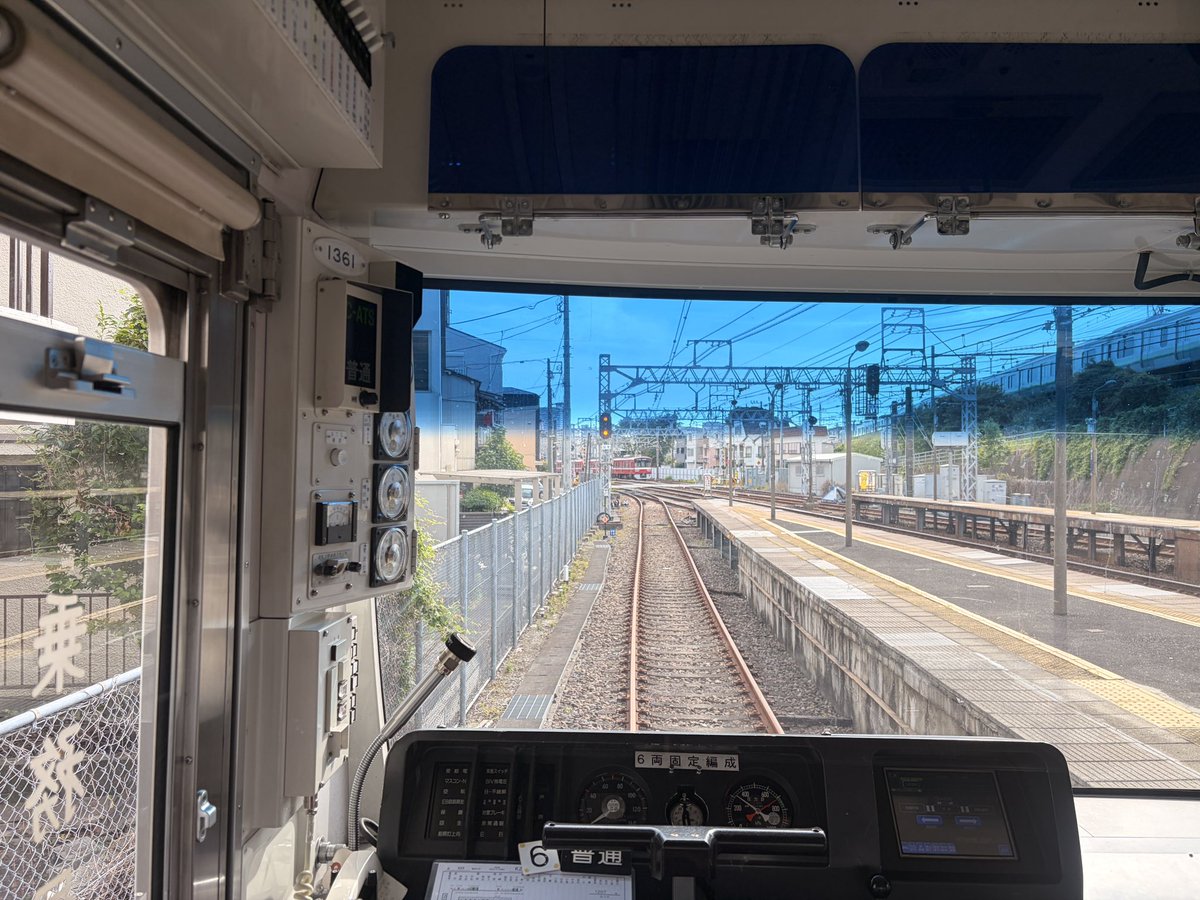 1185suki's tweet photo. 06 1361-
0A遅れに伴い、通過待ちを生麦駅から子安駅1番線に変更
#keikyu_unyo 

子安1番使ったのいつぶりだろう...🤔 https://t.co/1tHfNoCtiN