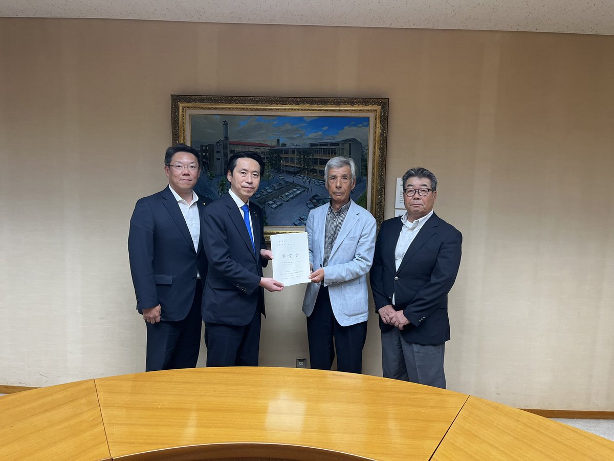 inouekzyk's tweet photo. 小学校スキー教室の継続・充実に向け、要望書を提出しました。
蔵王の雄大な自然や雪国文化を、子どもたちにしっかり体感してほしい。
スキー教室は技術習得だけでなく、協調性や郷土愛を育む大切な教育の場です。

#山形市 #蔵王 #スキー教室 #雪国文化 #郷土愛 #教育 #スキー #山形 https://t.co/wGAa1xCKQs