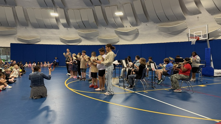 pwh105's tweet photo. On Monday the Jr. High band performed for William Holliday and even added a few aspiring musicians to assist on a few songs. https://t.co/uo6m89B9Nq