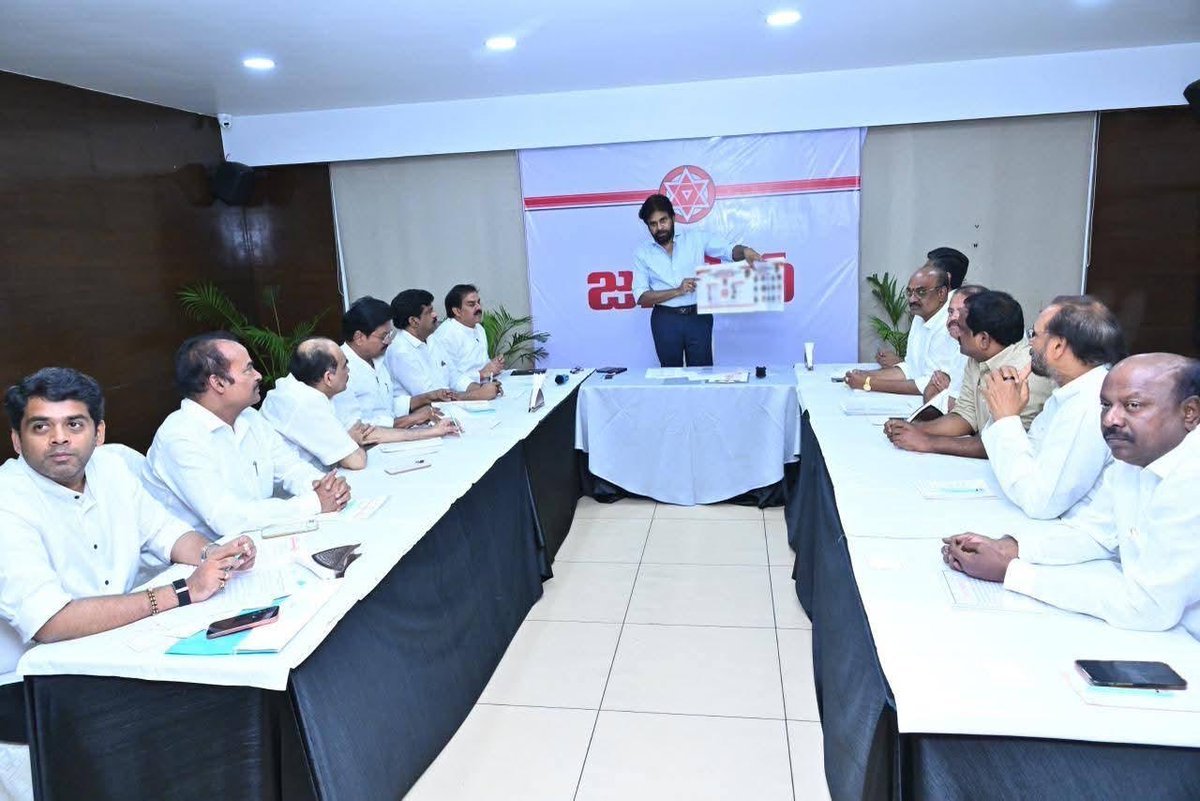 ChVamsiYadav's tweet photo. Pawan Kalyan స్థానిక సంస్థ ఎన్నికలు యువ నాయకత్వానికి మంచి వేదికలని పేర్కొన్నారు. రాజమహేంద్రవరంలో జరిగిన సమావేశంలో ఎమ్మెల్యే Vamsikrishna Srinivas పాల్గొన్నారు. https://t.co/SbzYxzP3AB