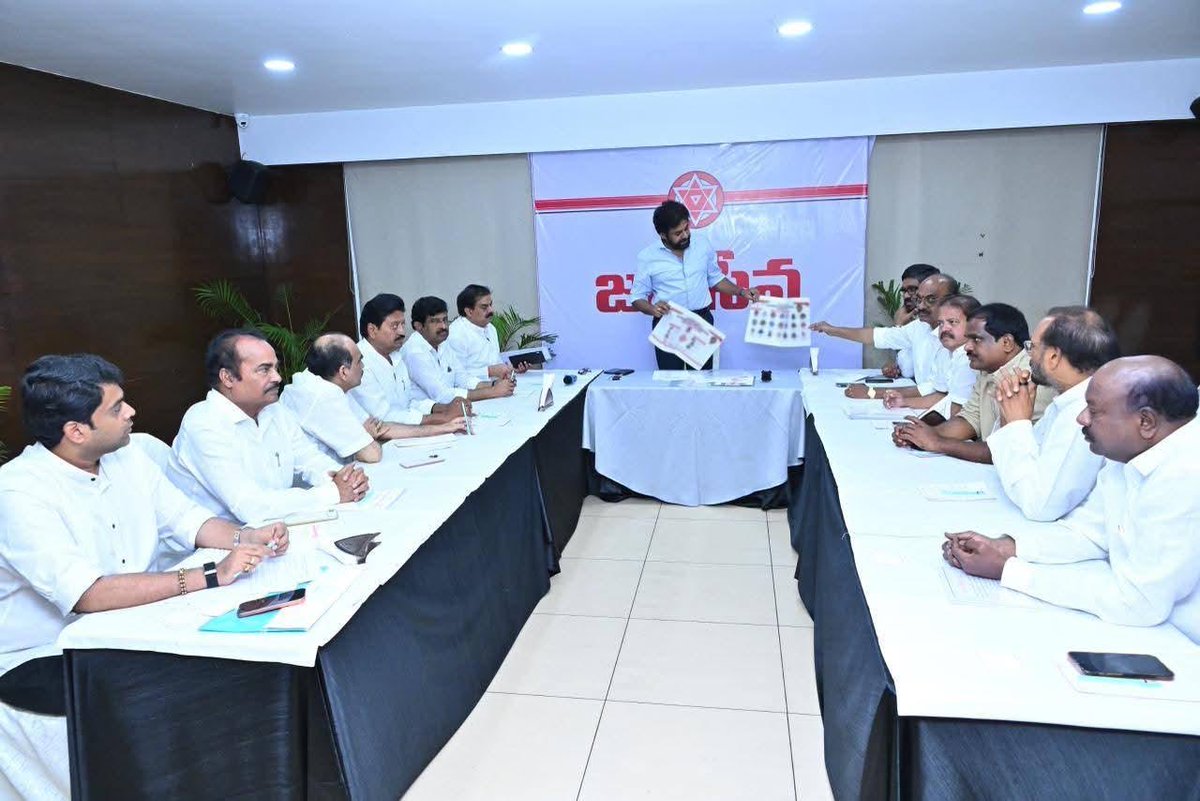 ChVamsiYadav's tweet photo. Pawan Kalyan స్థానిక సంస్థ ఎన్నికలు యువ నాయకత్వానికి మంచి వేదికలని పేర్కొన్నారు. రాజమహేంద్రవరంలో జరిగిన సమావేశంలో ఎమ్మెల్యే Vamsikrishna Srinivas పాల్గొన్నారు. https://t.co/SbzYxzP3AB