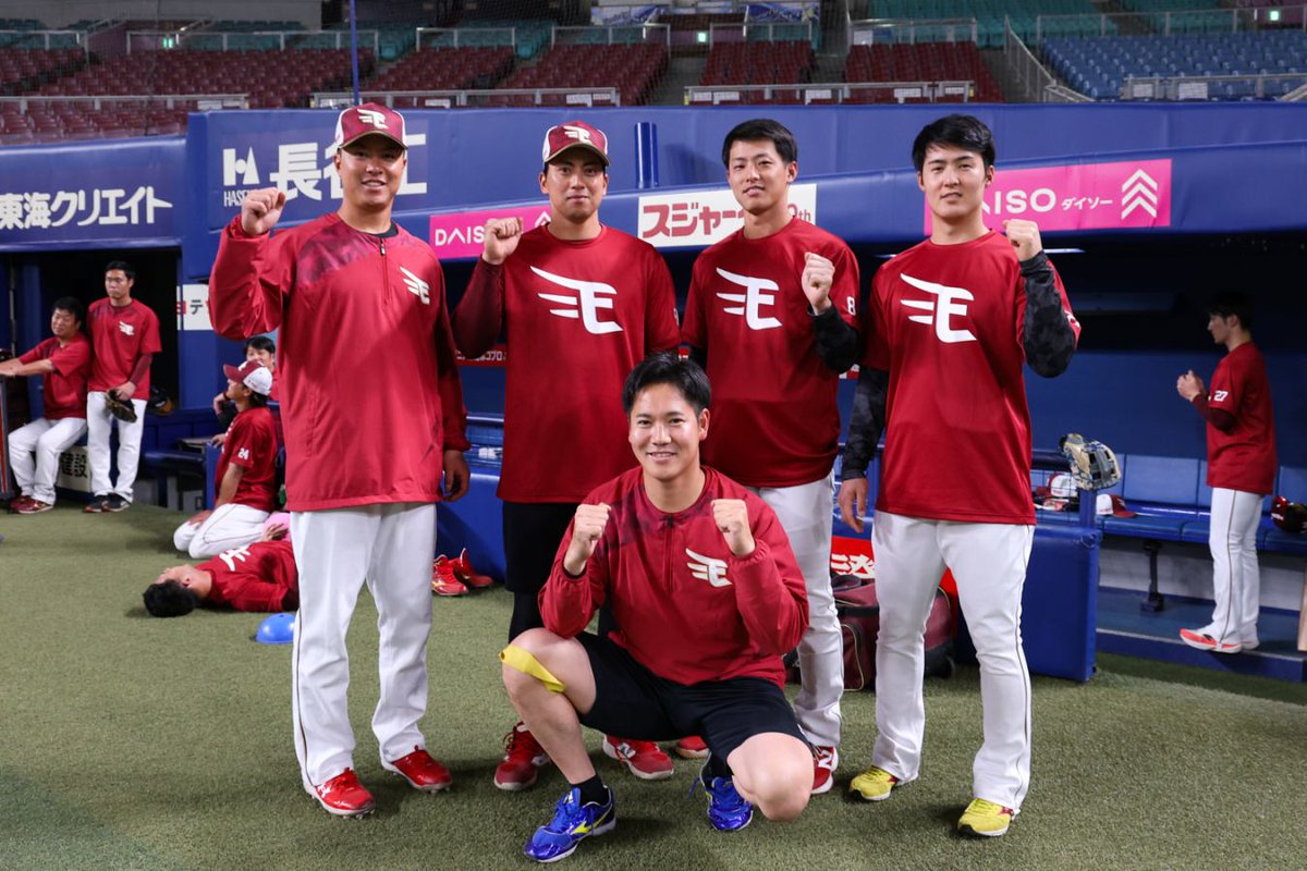 Rakuten__Eagles's tweet photo. 恒例となった、96年組の記念写真📸

「8位が真ん中でいいんですか…」
と謙遜しながら #鈴木翔天 選手も入ってくれました☺️

#渡邊佳明 #小郷裕哉 #辰己涼介 #太田光
#RakutenEagles
#強鷲革新 https://t.co/aonkTFP6Is