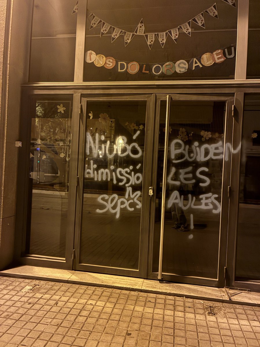 La_Directa's tweet photo. Una vintena d'instituts de Barcelona s'han despertat amb els panys bloquejats i pintades a les façanes amb motiu de la vaga estudiantil en defensa de l'educació pública. El SEPC convoca dues manifestacions, a les deu a València i a les dotze a Barcelona https://t.co/m8TkChMdce https://t.co/gwF0h0XmWH