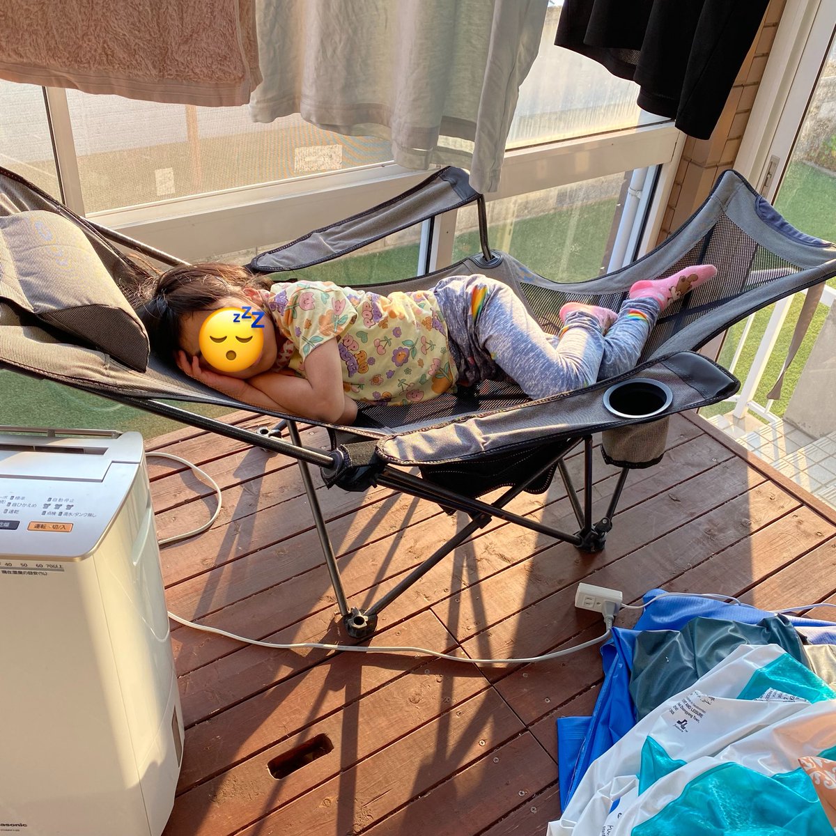 matchpoints_39's tweet photo. 先週夕方、会社から帰宅したら洗濯物干してるサンルームで優雅に夕寝してるヤツいたwww https://t.co/TmxeFTRwop