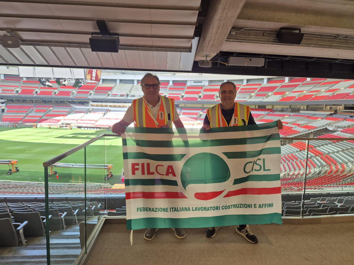 FilcaCisl's tweet photo. 🌎 Il segretario generale della Filca-Cisl nazionale, Ottavio De Luca, e il responsabile delle politiche internazionali, Claudio Sottile, hanno partecipato in Messico, Canada e Stati Uniti alle ispezioni per il Lavoro Dignitoso, organizzate dal sindacato internazionale BWI. La delegazione era guidata dal segretario generale, Ambet Yuson. 

🏆 Obiettivo della missione è quello di vigilare nei cantieri della Coppa del Mondo Fifa 2026, che inizierà l'11 giugno. 

🎙️ De Luca: "Tra le attività che abbiamo svolto ci sono state riunioni con i soggetti coinvolti, visite tecniche e spazi di dialogo con i principali attori protagonisti dei lavori di costruzione, ristrutturazione e nelle infrastrutture sportive e turistiche collegate alla Coppa del Mondo. Molto positivo l'incontro con i rappresentanti della Fifa, ai quali abbiamo chiesto il potenziamento del protocollo firmato nello scorso ottobre, che prevede un nuovo umanesimo del lavoro nei cantieri per la realizzazione di opere sportive. Prevenzione, formazione e sicurezza restano le nostre priorità".