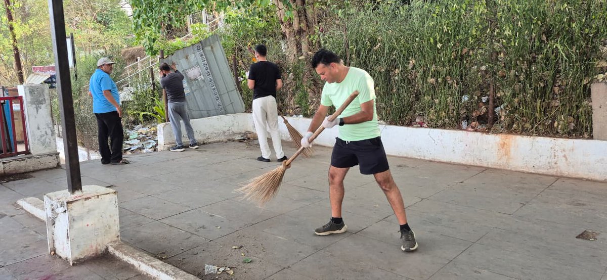 SwachhMandla's tweet photo. ✨ माँ नर्मदा के प्रति सेवा, समर्पण और संकल्प  गंगा दशहरा के पावन अवसर पर ‘जल गंगा संवर्धन अभियान’ के तहत कलेक्टर श्री राहुल नामदेव धोटे एवं अधिकारी/कर्मचारी ने माहिष्मति घाट पर  श्रमदान एवं शपथ ग्रहण किया।  #जल_गंगा_संवर्धन_अभियान #Mandla https://t.co/GUx6AQvMaX