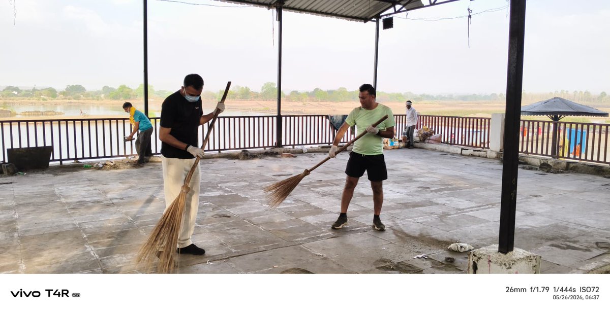 SwachhMandla's tweet photo. ✨ माँ नर्मदा के प्रति सेवा, समर्पण और संकल्प  गंगा दशहरा के पावन अवसर पर ‘जल गंगा संवर्धन अभियान’ के तहत कलेक्टर श्री राहुल नामदेव धोटे एवं अधिकारी/कर्मचारी ने माहिष्मति घाट पर  श्रमदान एवं शपथ ग्रहण किया।  #जल_गंगा_संवर्धन_अभियान #Mandla https://t.co/GUx6AQvMaX