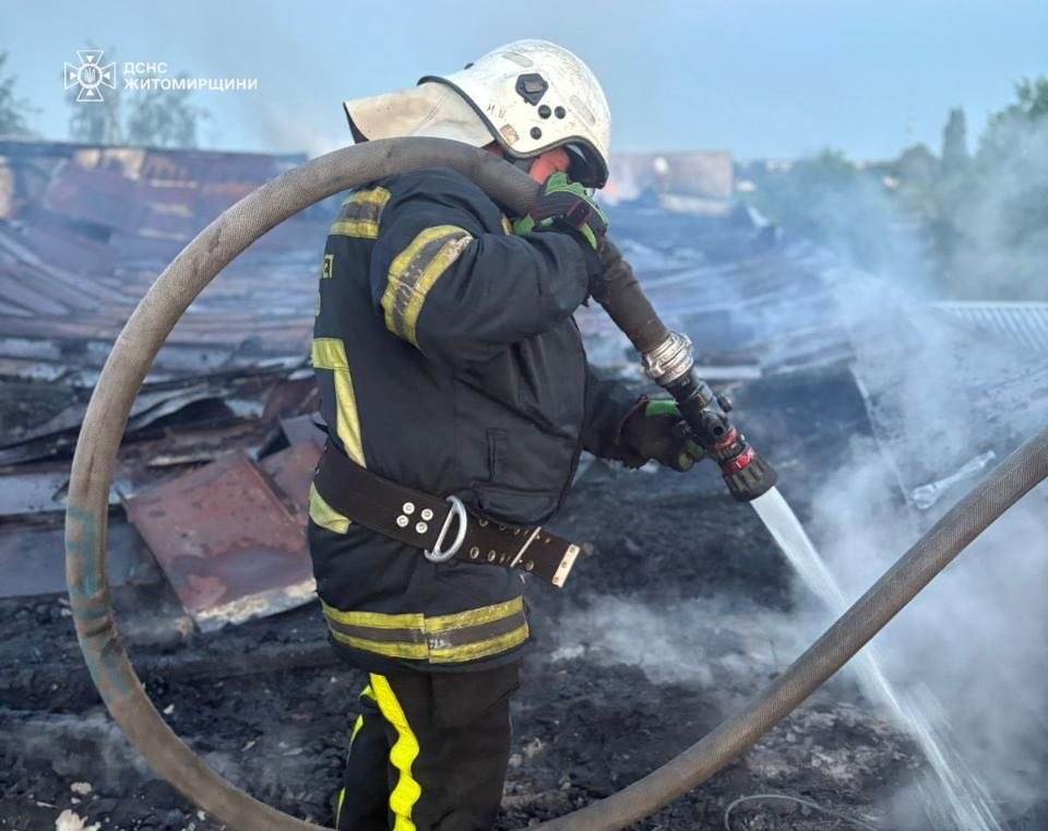 war_cube's tweet photo. In Olevsk, on May 25 an “unused” building burned down just ~50km from the Belarusian border.

Details not known, but I suspect a Geran strike. https://t.co/jHfBkdGDbT