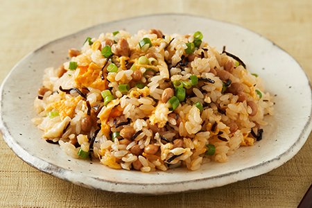 BalanceDiary's tweet photo. 忙しい日の食事にも便利な、納豆を使った簡単レシピ😊納豆には良質なたんぱく質が含まれており、ホルモンなどの調子を整えると言われています✨冷蔵庫にある納豆で、さっそく作ってみませんか？
レシピ詳細はこちら
https://t.co/KdvPTJlkwB https://t.co/HlHvpWuYoY